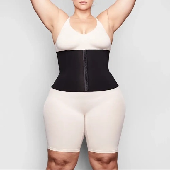 SKIMS Waist Trainer Onyx 4C NWT 86$ - Picture 4 of 4